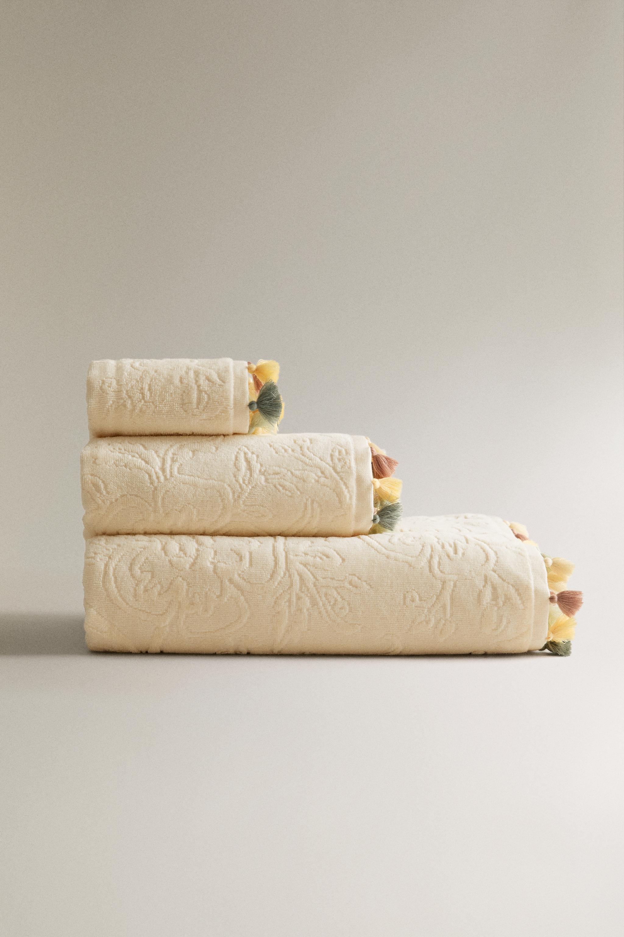 SERVIETTE DE BAIN POMPONS JACQUARD